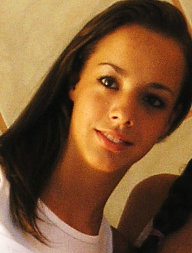thalia, 14 anos, uma meniina boba e engraçada qe adora seus amiigos... as vezes meio chatiinha maiis só conhecendo realmente pra saber ;)