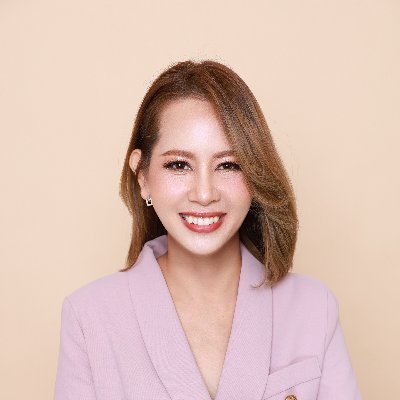 Pawineebusiness's profile picture. เติบโตมากับธุรกิจครอบครัว และได้มีโอกาสเป็นทั้งพี่สาว ที่ปรึกษา และเพื่อนคู่คิดให้กับน้องสาวทั้งสองคน—ผู้ที่เป็นทั้งนักธุรกิจและเสาหลักของครอบครัว นั่นทำให้อาจา
