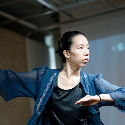 靚舞集Satsangdance經營者
2010~2015佇光環舞集做舞者。
2015到今,是一ê自由舞者,嘛ná跳舞ná整合過去所學習ê舞蹈技巧,現代舞,Embodiment,即興,日本Butoh……。
拍拚teh學台語,ǹg-bāng會當kā台語結合入去舞蹈創作佮教學。
若是願意贊助阮ê演出作品,請訊息。