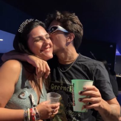 se o mundo um dia te virar as costas lembra que eu sou feliz só por você existir, só por estar aqui. 💚💙🩷🧡