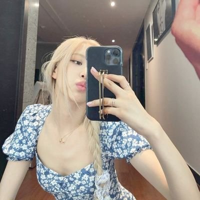 carnlation's profile picture. ⠀⠀⠀𝑆he named with L, a celestially Lady who's scattering Eden's lily pollens to blessing all over Cyber Galaxy timeline with her magically and glittery steps