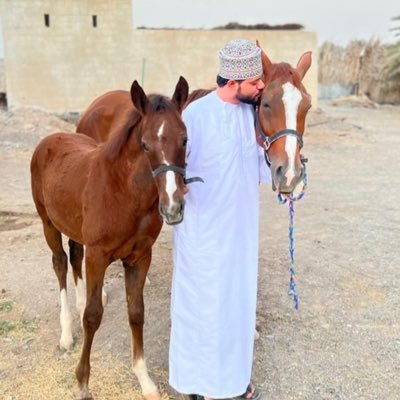 صيدلي.. لآ أجيد التصنع أبدا ، أظهر شخصيتي وحيآتي على حقيقتهآ فَ إن رقت لأحد يسعدني ذلك ، وأذا لم أروق له فليعلم آنني لم أخلق لِ أرضِيہ .