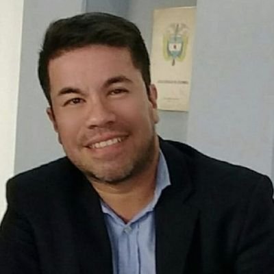 Abogado UIS, hombre libre, Director de La Pluma del Gato, candidato a Magister en Gestión y Políticas Públicas. Defensor de oficio de la opinión pública.