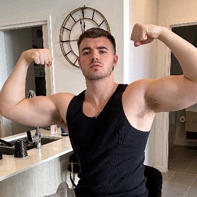 Frankylongpits's profile picture. I’m 6’3 strict top 25cm, looking for someone to show me around USA 🇺🇸