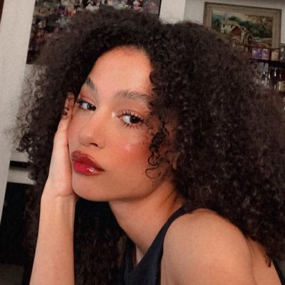 preta, autista, TDAH, comuna, nerdola que gosta de música e não-monogamia, cover da zoe kravitz nas horas vagas