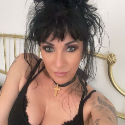je suis Maitresse Lady Georgia Dominatrice dans l'âme j'adore recevoir les fétichistes pieds https://t.co/QYDgevXe4L