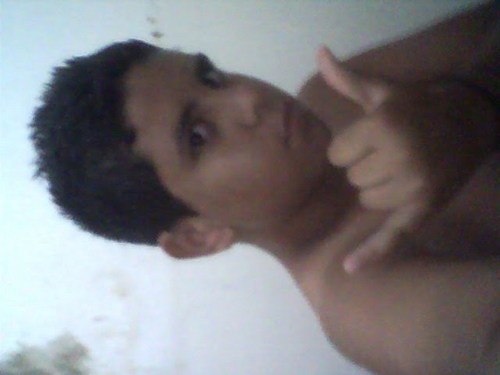 Rockeiro,chato,meio doido,Namorando com uma menina perfeita ♥. Se quizer saber mais segue ae!