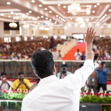 ThaLaPaThy Rasigan😎My DrEaM Thalapathy aNnA KoOda OrU seLfiE 📸📸
Kill them with your success...💪👍💪Bury them with your smile...😇✨😌
