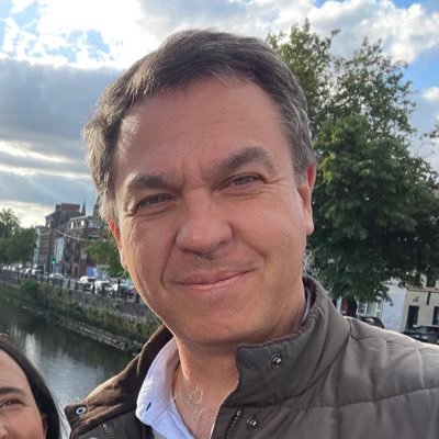 Profesor Titular Universidad de Sevilla, Académico de la Real Academia de Jurisprudencia y Legislación. Pero antes y sobre todo, esposo y padre de familia.