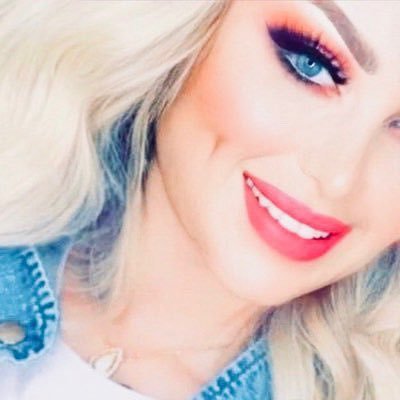 كل العطور محبوسة بالقوارير ،إلا عطري حر طليق مستبده افتك بكل ذى قلب رقيق مزاجيه بڪامل ٳرادتـي .لذا لا تقترب انا فتنه اشد من القتل لايسكنه ❤️الا ذو حظ عظيم🇨🇦