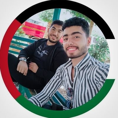- الأهتمام لا يأتيك إلا من قلب يخاف غيابك 🖤✌🏻
Attention only comes from a heart that fears your absence🖤✌🏻