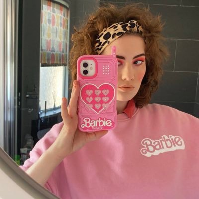 chloeellenlemon's profile picture. at any given time, probably discussing medieval princesses.