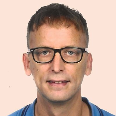 Podólogo, Doctor por la Universidad de Málaga,Profesor titular de universidad en la UV