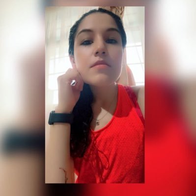 Soy ola de abandono, derribada, tendida, sobre un inmenso azul de sueños y de alas.