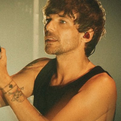 louischerryxx's profile picture. watching rick and morty with zayn