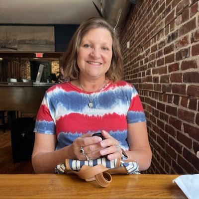 Wife, librarian, breast cancer survivor, self taught artist Follow me on Instagram @ellenlibrarian