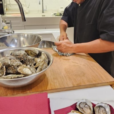 Parent. Husband. Professional Chef. Advanced Diploma In Patisserie & Gastronomic Cuisine. Terpaling semua topik makanan. Nak jadi pakcik kantin ja lepas ni.