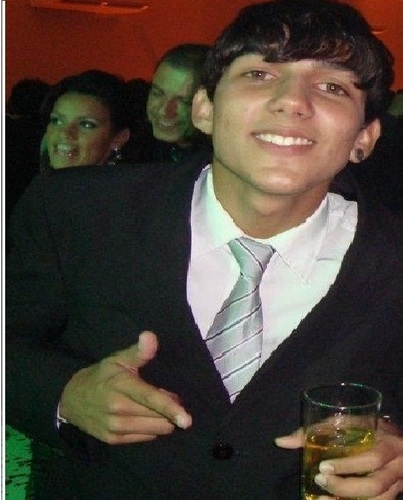 17 anos , Leonino , Carinhoso, Fofo, Extrovertido , Ciumento e Lindo '-'