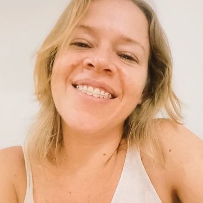 Assistente Social. Servidora pública na UFPE. Mestre em Serviço Social. Especialista em Comunicação Política... e crescendo!
