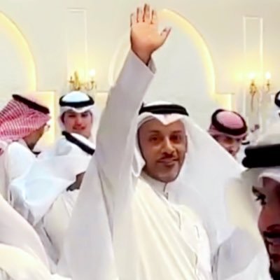 إنسان بسيط،،،،،، موظف سابق في وزارة التجارة والصناعة حاصل علي بكالوريوس إعلام
