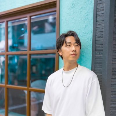 【 好きな仕事で納得のいく人生 】25歳 | 読書 | 音楽かけてドライブ | 都会で1人暮らし始める | 稼ぎたい気持ちから商社、IT営業を経験 ▶︎ 残業月120時間で疲れ果てる ▶︎ フリーを目指し動画編集始めるも収益0 ▶︎ コンテンツ✖︎マーケティングでフリーランスへ | 30歳で外車🚘に乗ることが夢✨