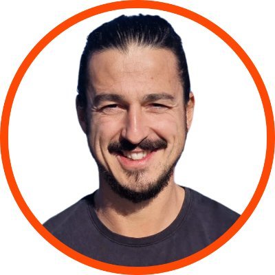 Curious Marketer sharing outside-the-box marketing systems with 25k+ curious founders on YouTube 📽️