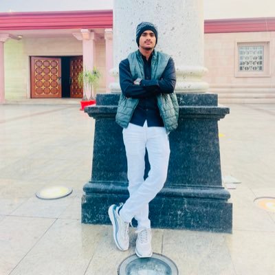 Divyanshydv2800's profile picture. जिंदगी को जरूरतों के हिसाब से जीना चाहिए 
जरुरते तो फकीरो कीभी पूरी हो जाती पर ख्वाहिश  तो बादशाहो कीभी अधूरी रह जाती।
  ❤ जय यदुवंशी❤
🙏❤️❤️😎😎🙏

#RISHIYADAV