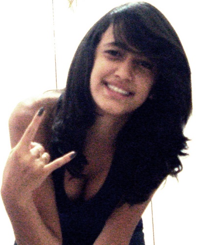 Sou uma garota que morre de medo das coisas, mais nunca desisti dos seus sonhos,sou Germiniana, gosto muito de chocolate,amo minha vida, amo meus amigos,feliz(: