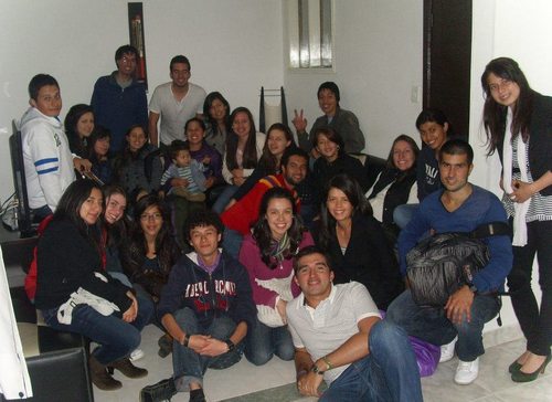 Un grupo de amigos que comparten con Dios