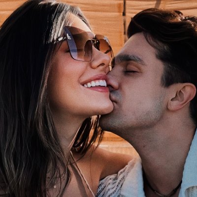 “Você sabe quando é amor, pelo simples fato do teu coração não desistir.” 2009 - fan account
