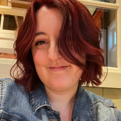 curiouskaylee's profile picture. she/her 🩷💛💙