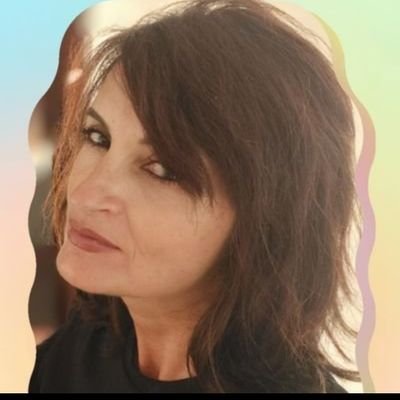 Traductora (IT, EN - ES) y correctora (ES). Amante de las tertulias literarias y el café. He escrito «Micaela» (https://t.co/P7ev7Xuyk2). IG: @soyteresaguilar