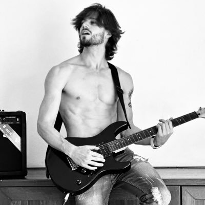 I’m December, 26yo traveler / singer / songwriter / model / rockNroller 🔥 🔫
Some pics seen elsewhere, some nowhere else 😎