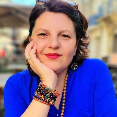 Maman du digital, dans le cœur et dans l’âme. Hyperactive, résiliante à la fois. Particulièrement altruiste. Mordante👨🍳🍷😸