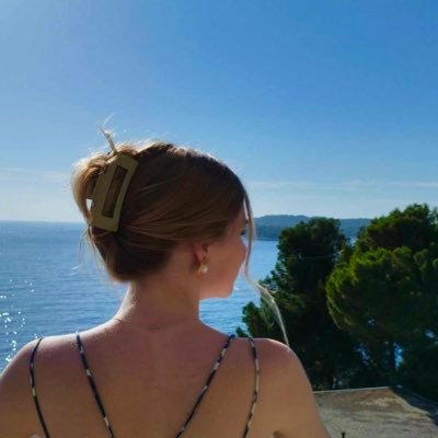 leloupouxi's profile picture. La donna legge un libro