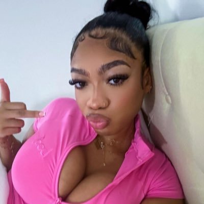 lonely_lacy's profile picture. 😑