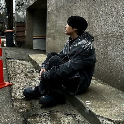 vitazvezda's profile picture. ⛓️‍💥The moon holds the light, we are ghosts