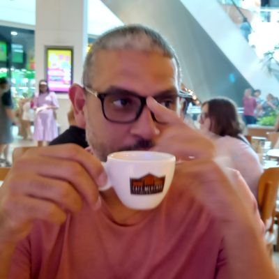 Engenheiro de software, Nerd Old School, Designer Gráfico, Artista Plástico, Adorador de Café Expresso, Adeísta e um Chato Nato. 🤨