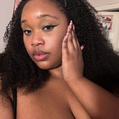 Eshiaeesh's profile picture. Eshiaeesh on Instagram Vibrant https://t.co/VTGRIG567U Forward. Goofy. Grown x)