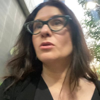 Optimista estólida y entusiasta irredenta. Yo sumo. Editora y gestora cultural. Pumas, Pumas.