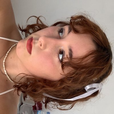 cheeerryhoe's profile picture. Esclava del amor y del capitalismo 💔 she/her