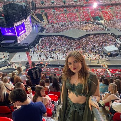 Paula would love to hug taylor 🫶🏼 she winked at me at the reputation tour manchester and somehow that was everything; 8.6.18✨ lm x1❤️