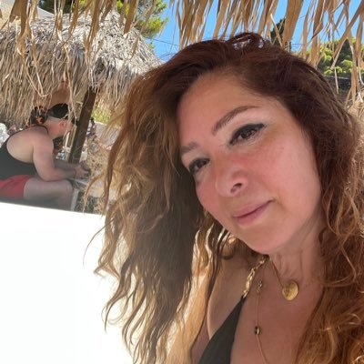 Πτυχιούχος Πολιτικού Τμήματος Νομικής Αθηνών & Δημοσιογραφία.ΣΕ ΟΛΑ ΥΠΑΡΧΕΙ ΜΕΤΡΟ. ΑΚΟΜΗ ΚΑΙ ΣΤΟ ΜΕΤΡΟ. Ο χαρακτήρας σου γίνεται η μοίρα σου.