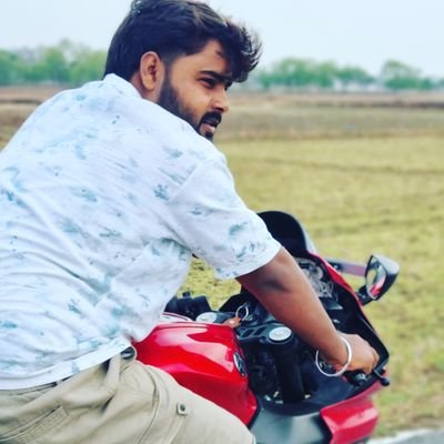 जो गुजारी ना जा सकी हमसे
हमने ओ जिन्दगी गुजारी है !