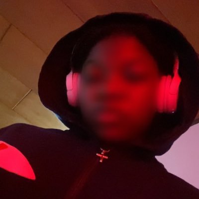 AudeTerrence's profile picture. Aspiring computer engineer👩🏾‍💻                    #237 lignes de code 🇨🇲