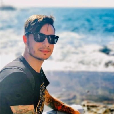 Dad 👨👩👦, traveller 🏝️, dev 💻 and martial artist 🥋. On 🦋 too. Working on 𝝠 @expo