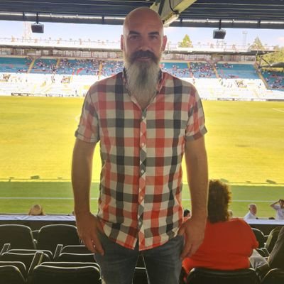 Nada y todo a la vez. Me gusta la filosofía, la vida, pensar y meditar, buscar hasta encontrarme. Polifacético.