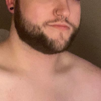 23 | non-binary | polyamorous | 6’6” | they/them | 18+ | lover of hairy asses