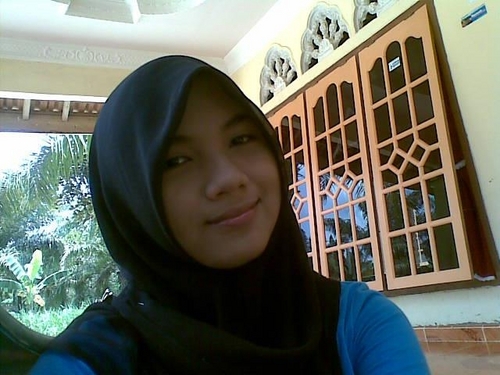I'm putri, My favorite color is blue, I like cat because cat is funy and cute.