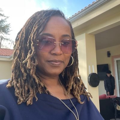 💋✊🏾🙏🏽🦶🏾Mother/Lover/Nurturer/Realist . I’m the light that shines over your small block of the Universe 🌞